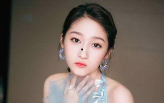 娱乐圈吃瓜美女是谁啊百度云,揭秘百度云背后的神秘人物